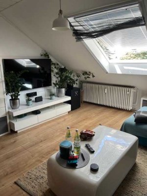 Gemütliche 2,5  Zimmer DG mit Gartenbenutzung im Ortskern von Arheilgen