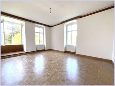 Traumwohnung in wunderschönem Anwesen im Kurpark, großes Wohnzimmer, 2 SZ, Bad,, Küche, Parkplatz.