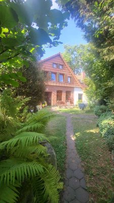 Wunderschöne & individuelle Haushälfte mit EBK und Garten
