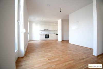 Beeindruckend aufgeteilte 3 - Zimmer Dachgeschoss Wohnung mit Dachterrasse &amp; EWE Einbauküche inkl. Geräte - optional Garagenstellplatz verfügbar