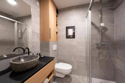 Stylische City-Wohlfühloase mit Bergblick – Designerbad &amp; Tiefgarage, provisionsfrei