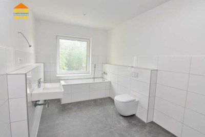 Schickes Bad mit ebenerdiger Dusche, sowie Balkon mit hofseitiger Ausrichtung