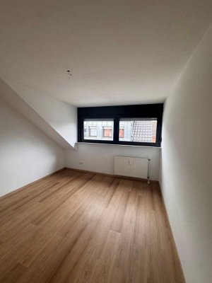 *Großzügige Dachgeschosswohnung mit sonnigen Balkon*