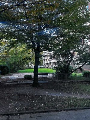 Helle 2-Zimmer Erdgeschosswohnung mit Balkon und Einbauküche in Köln-Neubrück