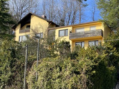 Großzügiges Zweifamilienhaus mit zwei zusätzlichen Einliegerwohnungen in Waldrandlage mit Bergblick