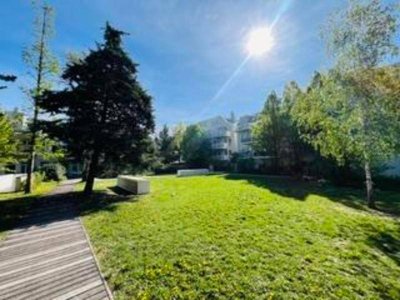 Moderne Neubauwohnung mit Balkon in Grünruhelage