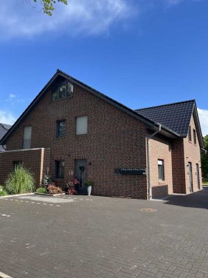 Neuwertige KfW 40 - 99qm Oberwohnung mit Erdwärme, PV-Strom, EBK, Balkon und Carport