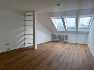 Schwabing-Olympiapark schö., helles, ruhig 1 Zi.DG Wohnküche EBK, saniert!! FREI  !!!!!