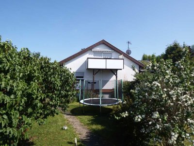 Freistehendes Einfamilienhaus in bester Lage mit DG-Wohnung und großem Garten