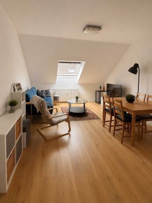 Vollständig möbliert: Charmante Dachgeschosswohnung im Altbau in zentraler Lage von Krefeld
