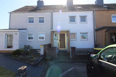 Ankommen & gestalten: Reihenmittelhaus mit Garten und Garage wartet auf Sie