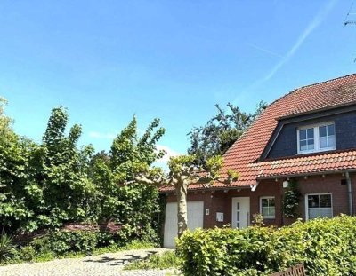 Traumlage mit Weitblick: Gepflegte DHH in Sackgassenlage mit Garage und idyllischem Garten