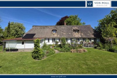 Liebevoll saniertes Reetdachhaus auf parkähnlichem Grundstück nahe Flensburg.