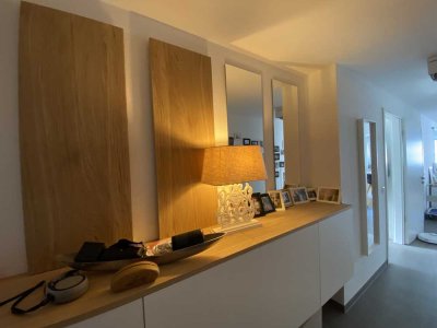Moderne Wohnung mit 4,5 Zimmern, Balkon, Einbauküche, Speisekammer und 2 TG-Plätzen in Kornwestheim