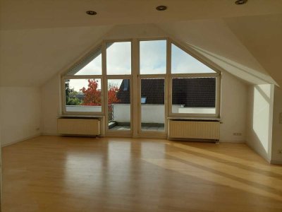 Helle 3,5-Zimmer Dachgeschosswohnung mit Balkon und Blick auf die Schwäbische Alb