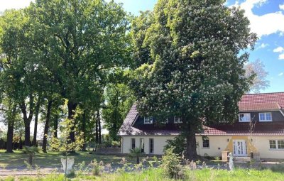 Landhaus, Villa, in traumhafter Naturlage mit Teich und Insel