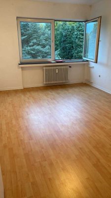 Elegante Wohnung mit Balkon, Stellplatz/Garage möglich.