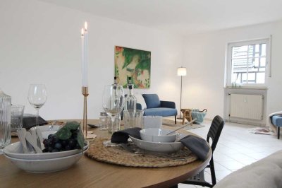 MANNELLA *Im Zentrum gelegene solide 2-Zimmerwohnung im 1.OG mit Balkon und eigenem PKW-Stellplatz*