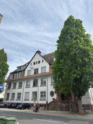 Ihr kreativer Rückzugsort: Neubauqualität im Denkmal Rodensteinschule; 2 Zimmer, EBK, Loggia