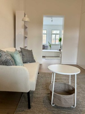 Erstbezug: Große, top sanierte Wohnung mit 6 Zimmern, Wintergarten, 2 Bädern und großem Westbalkon