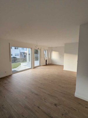 Erstbezug! Traumhafte 4-Zimmer Erdgeschosswohnung mit Garten & Terrasse