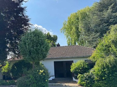 Freistehender Bungalow in attraktiver Lage - mit Garten, Keller und Carport (Erbbaurecht)