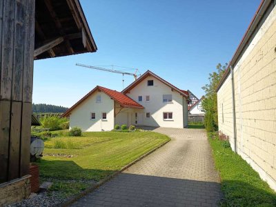 Schöne EG-Wohnung mit zwei Hobbyräumen und großem Garten