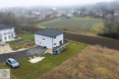Neuwertiges Einfamilienhaus – modernes Wohnen mit Naturblick