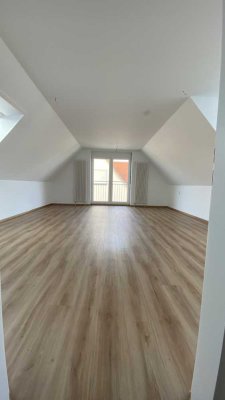 Moderne 1,5-Zimmer-Dachgeschosswohnung mit EBK in Langenau