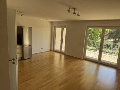 Neuwertige, helle 2‑Zi.-Whg (60 m²) mit großem überdachtem Süd‑West‑Balkon – 1. Etage,  BJ 2017