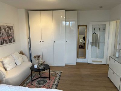 Helle, renovierte, (teil-)möblierte Wohnung in Schwabing-West mit EBK