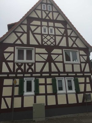 Historischer Charme trifft moderne Annehmlichkeiten: Traumhafte Mietwohnung in Dreieich-Offenthal !