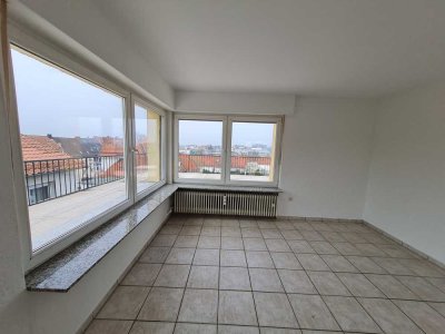 Frisch renovierte 2-ZKB-Dachgeschosswohnung mit Balkon & Ausblick