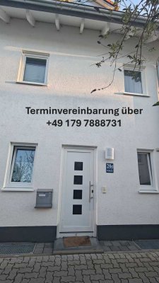 Viel Platz für den Alltag in diesem modernen Endreihenhaus in München