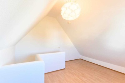 Maisonette-Wohnung über 2 Etagen mit Balkon – 2 Zimmer, Küche, Bad in energetisch saniertem Haus