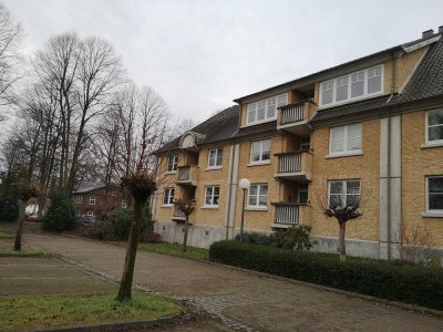 Attraktive Penthousewohnung - möbliert mit EBK, Balkon & Tiefgarage. Ruhig und zentral gelegen