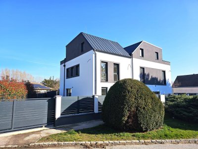 ERSTBEZUG – Modern, jung, super sonnig – tolle Doppelhaushälfte, schlüsselfertig, 2 Stellplätze!