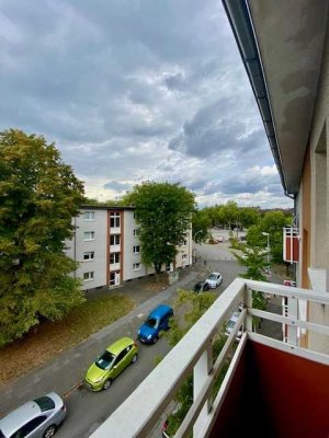 *ab sofort* teilsanierte, helle 3 Zi.-Wohnung, großer Balkon