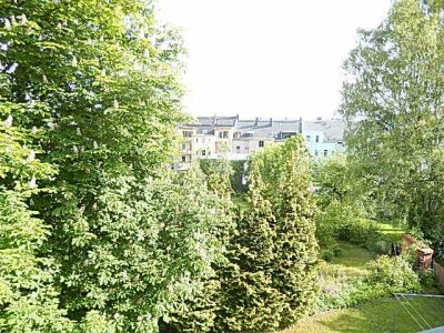 Tolle DG-Whg. mit Balkon, Einbauküche, Designebelag, Bad mir Wanne und Duschaufsatz......
