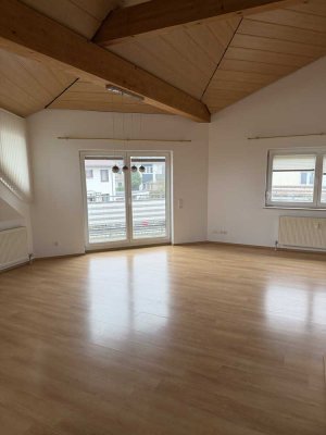 Mainz-Hechtsheim: Große 4-Zimmer Dachgeschosswohnung zu vermieten!