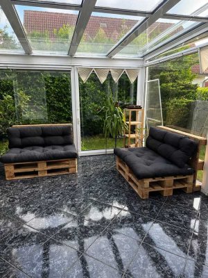 Lichtdurchflutetes Doppelhaus mit verglastem Wintergarten und moderner Küche