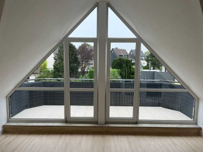 Vollständig renovierte Wohnung mit zwei Zimmern sowie Balkon und EBK in Essen. Mietzeit 24 Monate.