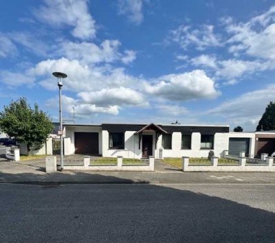 Toller Bungalow mit zwei Einzelgaragen, auf einem Eckgrundstück erbaut