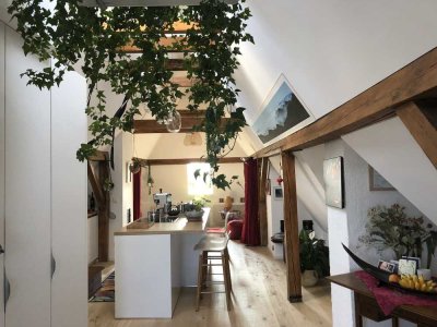 Lebendiger Wohnraum: 3-Zimmer-Dachgeschosswohnung in Allach