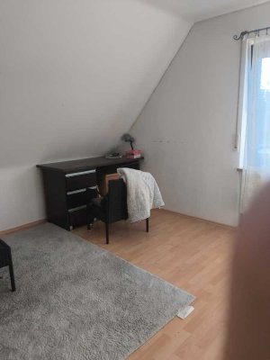 Biete ein Teilmöbliertes WG Zimmer  an