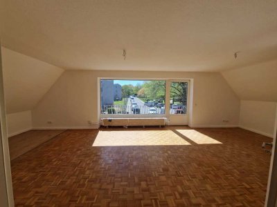 *4 Zimmer und Garage*  Kernsanierte und sonnige 4‑Zimmer Wohnung mit Balkon und Garage in Hamburg