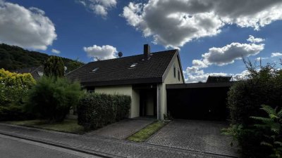 Liebenswertes freistehendes Einfamilienhaus mit ELW in herrlicher Lage - ohne Maklergebühr!