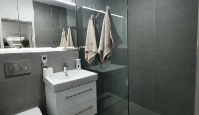 Kernsanierte 2-Zimmer-Wohnung inkl. Garage, Keller & Einbauküche