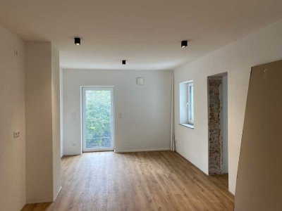 ERSTBEZUG: Großzügige Wohnung mit 2 Schlafzimmern, Balkon und Gartenanteil in Aichach
