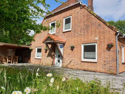 Gemeinde Grömitz. Ostsee 3 km. Landidylle: Wohnhaus, großes grünes Traumgrundstück plus Bauland